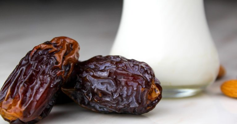 Mohit Tandon (Chicago) Advised: Amazing benefits of eating Dates with milk.